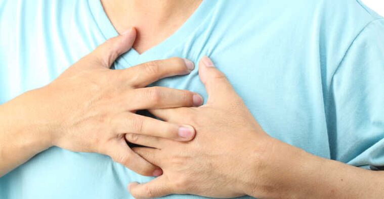 Грудной остеохондроз часто проявляет себя болью в области сердца